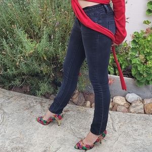 💖🔥HP💖🔥👖BOGO 50% jeans👖 Guess med. Rise Sarah Fit 24